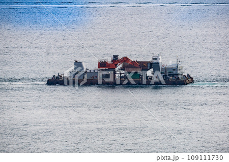 安芸灘とびしま街道 大崎下島沖を曳航される作業船AP2100良成丸 広島県呉市 安芸灘とびしま街道 大崎下島沖を曳航される作業船AP2100良成丸 広島県呉市 109111730