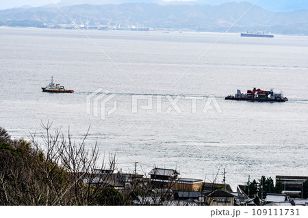 安芸灘とびしま街道 大崎下島沖を航行中の曳船・雷神と作業船・AP2100良成丸広島県呉市 安芸灘とびしま街道 大崎下島沖を航行中の曳船・雷神と作業船・AP2100良成丸広島県呉市 109111731
