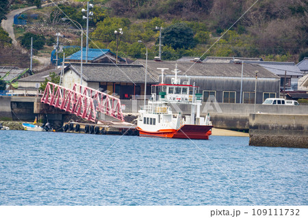安芸灘とびしま街道　三角島に停泊中の大崎下島久比港を結ぶフェリーみかど　広島県呉市 109111732