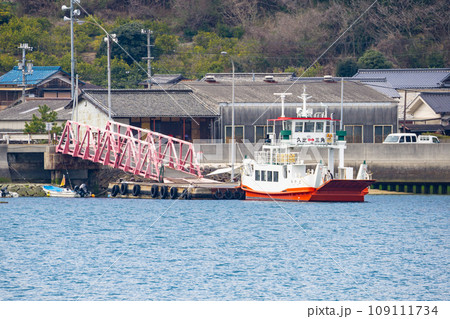 安芸灘とびしま街道　三角島に停泊中の大崎下島久比港を結ぶフェリーみかど　広島県呉市 109111734
