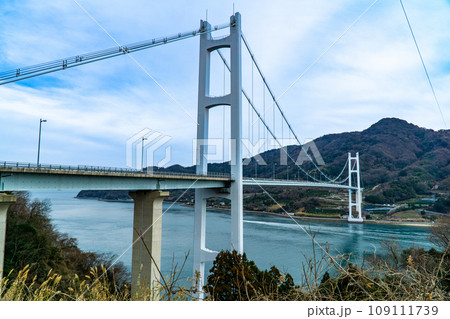 安芸灘とびしま街道　上蒲刈島の展望台から見た豊島大橋1　広島県呉市 109111739