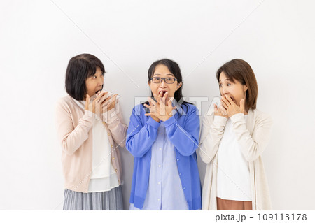 びっくり 驚くおばさん びっくり 驚くおばさん 109113178