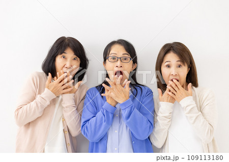 びっくり 驚くおばさん びっくり 驚くおばさん 109113180