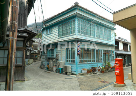 【重要伝統的建造物群保存地区】豊町御手洗 古い洋館建ての理容店と丸いポスト 広島県呉市 【重要伝統的建造物群保存地区】豊町御手洗 古い洋館建ての理容店と丸いポスト 広島県呉市 109113655
