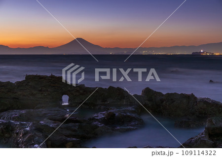 葉山町の海岸から富士山夕景 109114322