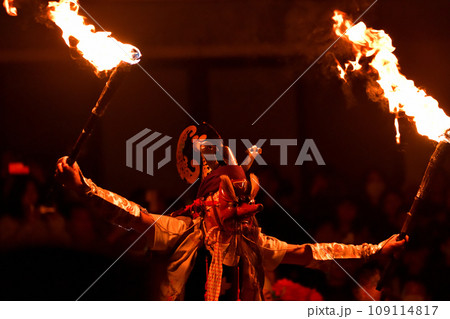 富山県　六渡寺獅子舞　大天狗が松明もって獅子と対決する夜叟振 109114817