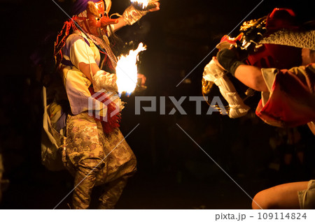 富山県　六渡寺獅子舞　大天狗が松明もって獅子と対決する夜叟振 109114824