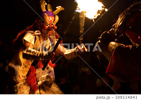 富山県 六渡寺獅子舞 大天狗が松明もって獅子と対決する夜叟振 富山県 六渡寺獅子舞 大天狗が松明もって獅子と対決する夜叟振 109114841