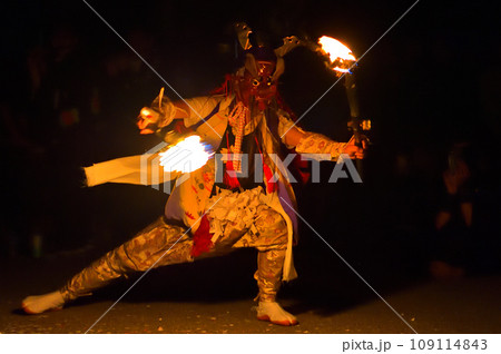 富山県　六渡寺獅子舞　大天狗が松明もって獅子と対決する夜叟振 109114843