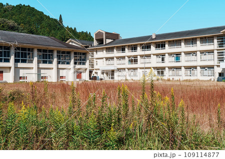 廃校になった地方の中学校 廃校になった地方の中学校 109114877