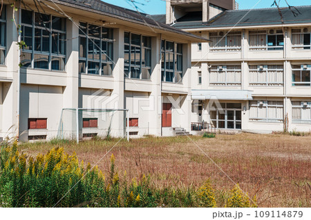 廃校になった地方の中学校 109114879