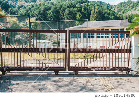 廃校になった地方の中学校 廃校になった地方の中学校 109114880