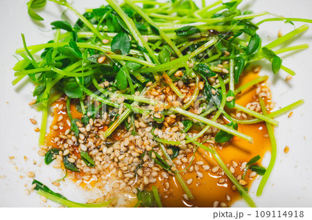 レンチンした豆苗にたれを和える レンチンした豆苗にたれを和える 109114918
