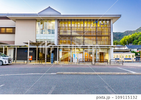 山口県下関市のJR長府駅　駅舎 109115132