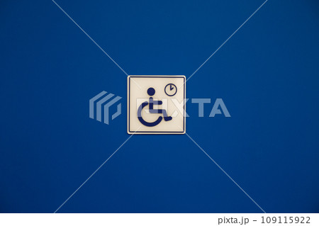 Square wheelchair sign to indicate waiting room for people with physical mobility limitations Square wheelchair sign to indicate waiting room for people with physical mobility limitations 109115922