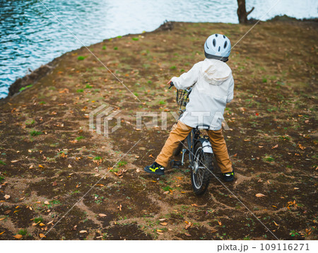 自転車に乗った子供 109116271
