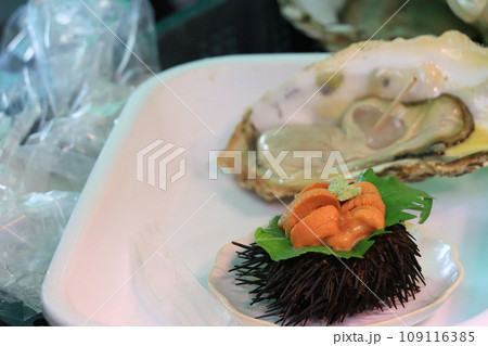 新鮮な生ウニと生ガキ　築地の食べ歩き 109116385