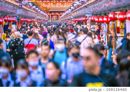 日本の東京都市景観 10週減。外国人らで賑う浅草寺。脱コロナのはずだが、再びマ姿の日本人も…=22日 109116480