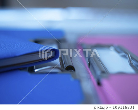 テーブルに置かれたバインダーと手帳 テーブルに置かれたバインダーと手帳 109116831
