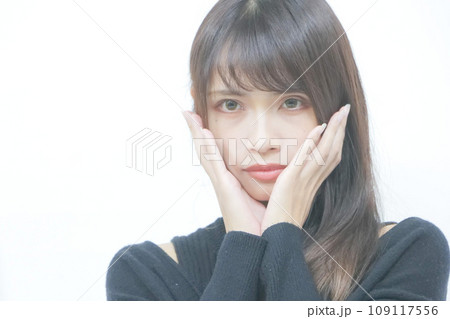 困った表情の女性　悩む顔の女性　黒ニットの悩める女性 109117556