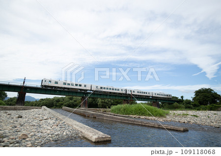 新潟県五泉市の早出川を渡るJR東日本GV-E400系気動車 新潟県五泉市の早出川を渡るJR東日本GV-E400系気動車 109118068
