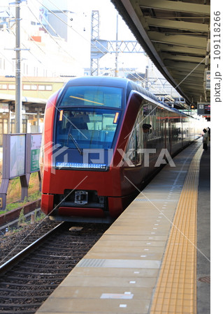 津駅に到着した近鉄80000系電車 ひのとり（日本 三重県津市） 109118266