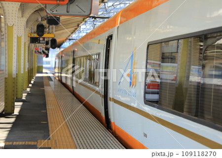 宇治山田駅に停車する近鉄22000系電車 乙特急(日本 三重県伊勢市) 宇治山田駅に停車する近鉄22000系電車 乙特急(日本 三重県伊勢市) 109118270