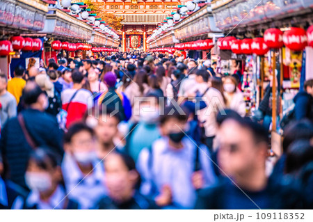 日本の東京都市景観 10週減。外国人で賑う浅草寺。脱コロナのはずだが、再びマ姿の日本人も…=22日 109118352
