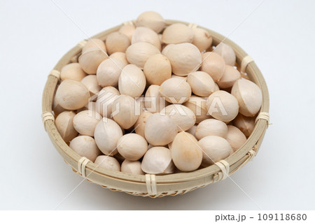 籠にたくさん入っている銀杏の実 109118680