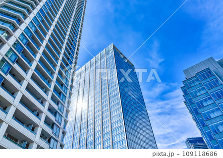 横浜の都市風景　高層ビル　見上げる 109118686