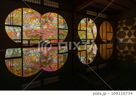 秋の京都嵐山　嵐山祐斎亭の紅葉のリフレクション 109118734