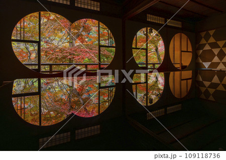 秋の京都嵐山　嵐山祐斎亭の紅葉のリフレクション 109118736
