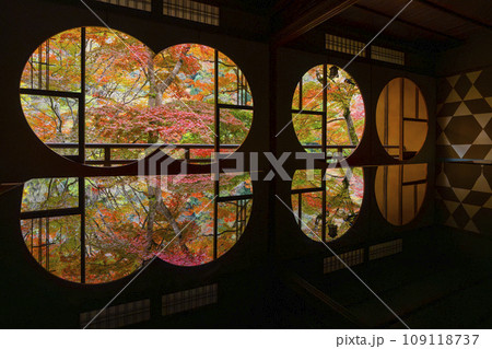 秋の京都嵐山　嵐山祐斎亭の紅葉のリフレクション 109118737