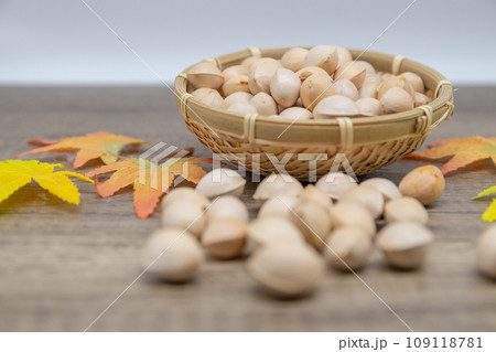 笊に入っている沢山の銀杏と、手前にこぼれているギンナン 109118781
