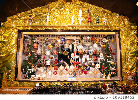 Velden, Austria - November 24, 2023: Opening of Advent on the bank of Lake Woerthersee, sales of Christmas goods at the advent market, Christmas illumination Velden, Austria - November 24, 2023: Opening of Advent on the bank of Lake Woerthersee, sales of Christmas goods at the advent market, Christmas illumination 109119452