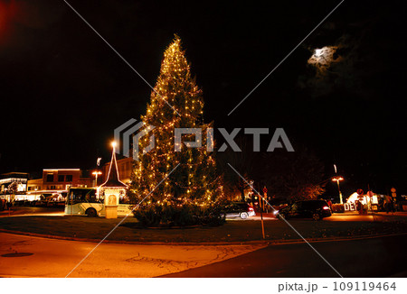 Velden, Austria - November 24, 2023: Opening of Advent on the bank of Lake Woerthersee, sales of Christmas goods at the advent market, Christmas illumination 109119464