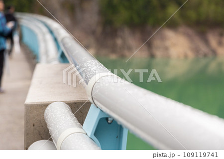 黒部ダムの歩道の手すり 黒部ダムの歩道の手すり 109119741
