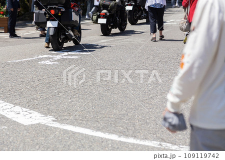 高速道路のサービスエリアに入るバイクのツーリング集団 109119742