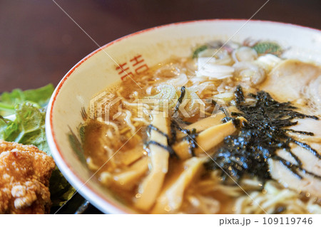 醤油ラーメンのアップ 109119746