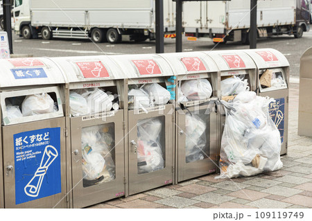 並んだゴミ箱 109119749
