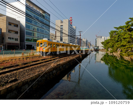 史跡高松城跡の中堀に沿って走る高松琴平電気鉄道電車 史跡高松城跡の中堀に沿って走る高松琴平電気鉄道電車 109120759