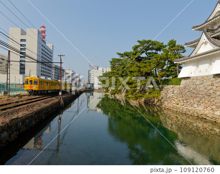 史跡高松城跡の中堀に沿って走る高松琴平電気鉄道電車 109120760