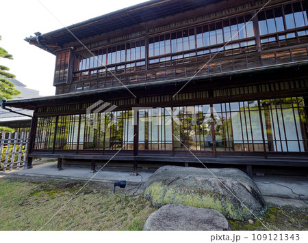 高松市立玉藻公園 史跡高松城址披雲閣のガラス窓と廊下 高松市立玉藻公園 史跡高松城址披雲閣のガラス窓と廊下 109121343