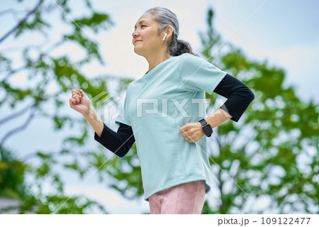 街中をランニングするシニア女性 109122477