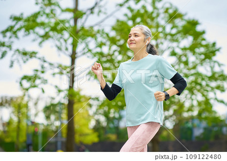 街中をランニングするシニア女性 街中をランニングするシニア女性 109122480