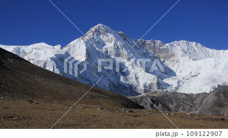 Snow covered Cho Oyu, high mountain on the border between Nepal and China. 109122907