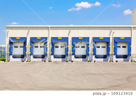 Loading dock 109123919