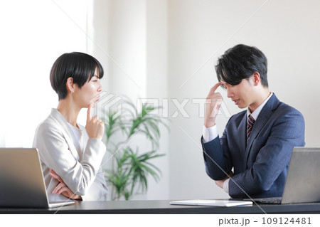 部下にアイディア出しを強要する女性管理職1 109124481