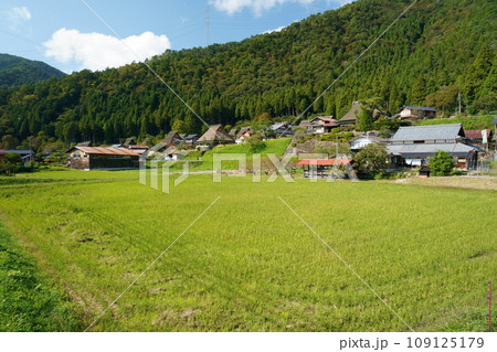 かやぶきの里(京都府南丹市美山町 北集落、京都丹波高原国定公園) かやぶきの里(京都府南丹市美山町 北集落、京都丹波高原国定公園) 109125179