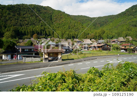 かやぶきの里(京都府南丹市美山町 北集落、京都丹波高原国定公園) かやぶきの里(京都府南丹市美山町 北集落、京都丹波高原国定公園) 109125190
